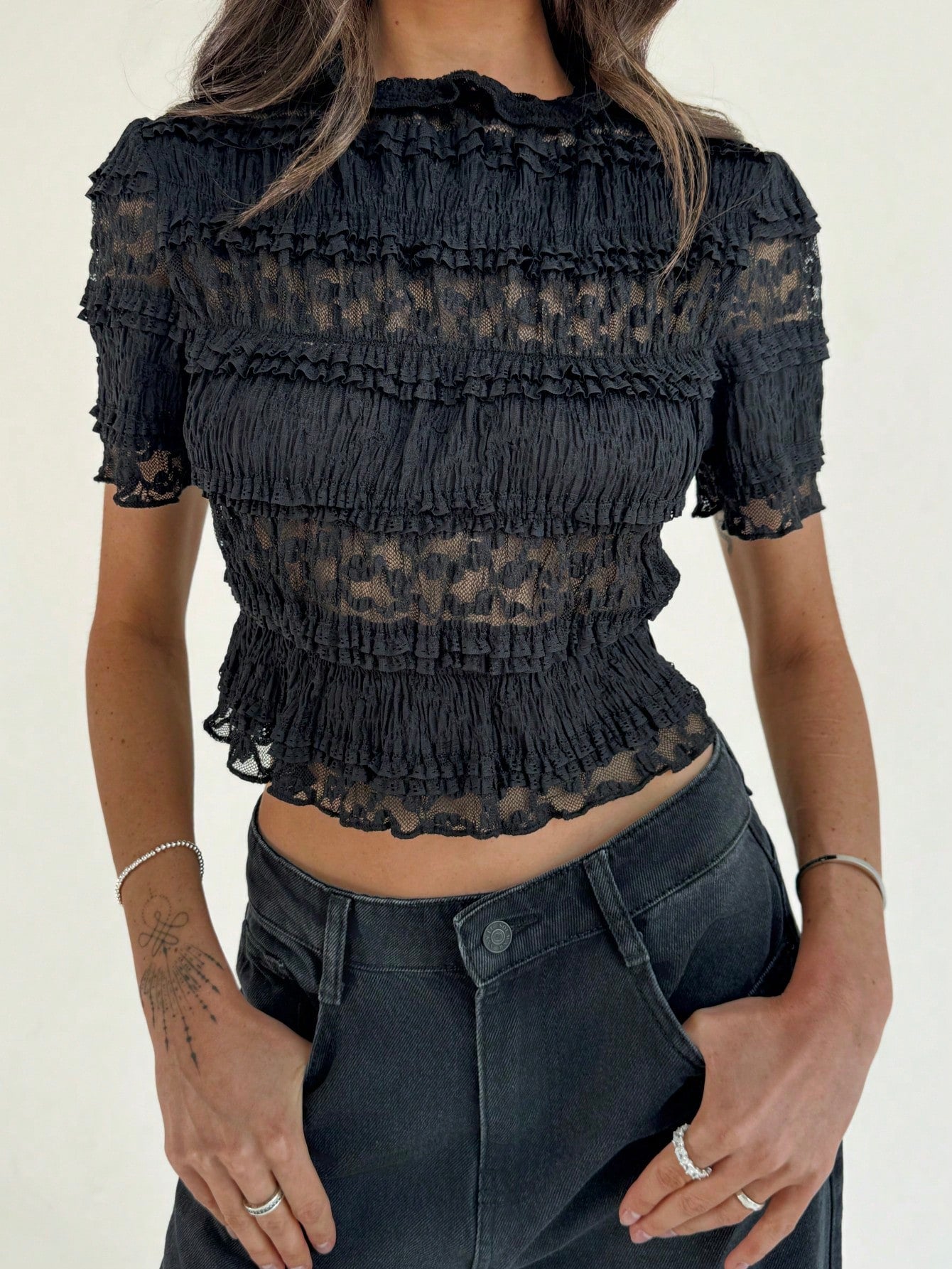 Kort Top med Elegant Blondekant | Mode til Unge Kvinder