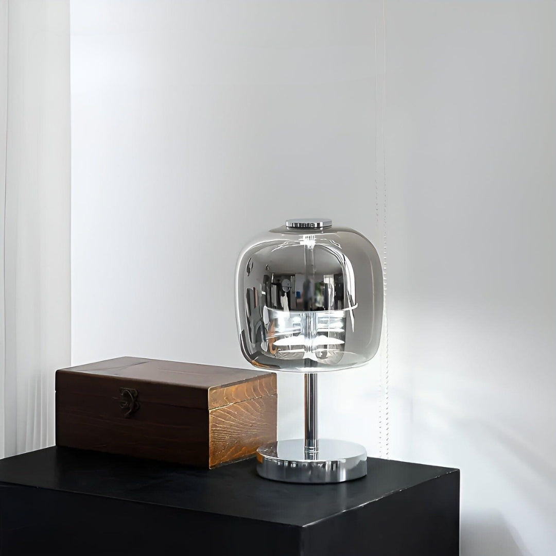 Kompakt bordlampe med elegant spejlfinish