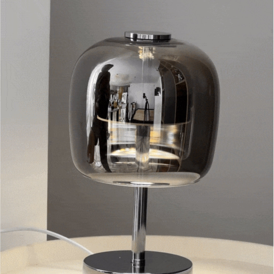 Kompakt bordlampe med elegant spejlfinish