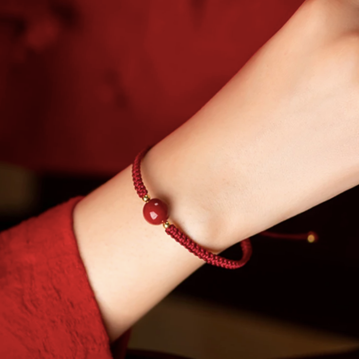 Armbånd med Rød Tråd | Skæbneinspireret Design