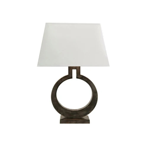 Stilfuld Lampe med Stofskærm | Til Sengebord, Reol eller Hjørne