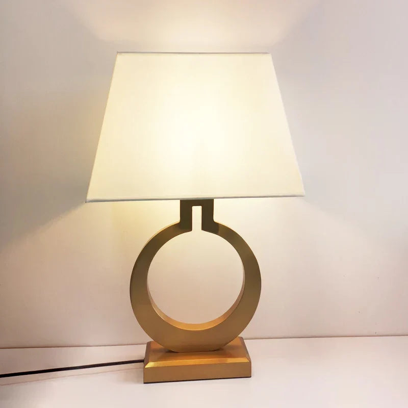 Stilfuld Lampe med Stofskærm | Til Sengebord, Reol eller Hjørne