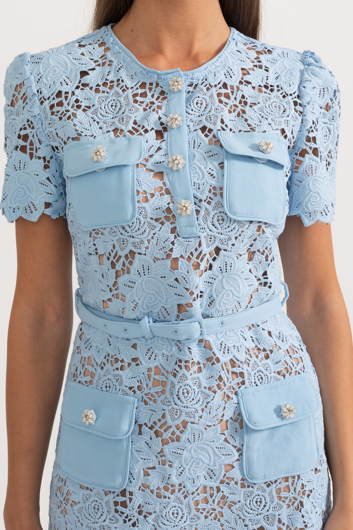 Feminin Sommerkjole i Blonder | Med Broderi og Pyntede Knapper