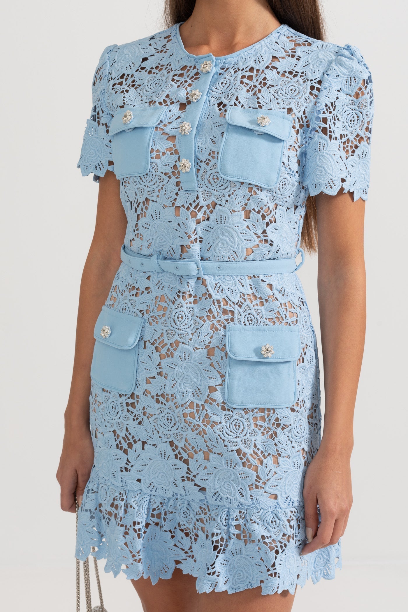 Feminin Sommerkjole i Blonder | Med Broderi og Pyntede Knapper