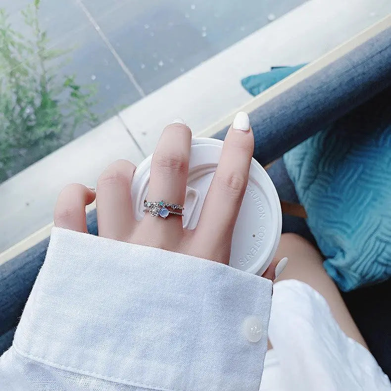 Delikat Sølvring med Månesten | Feminint Design med Skinnende Finish