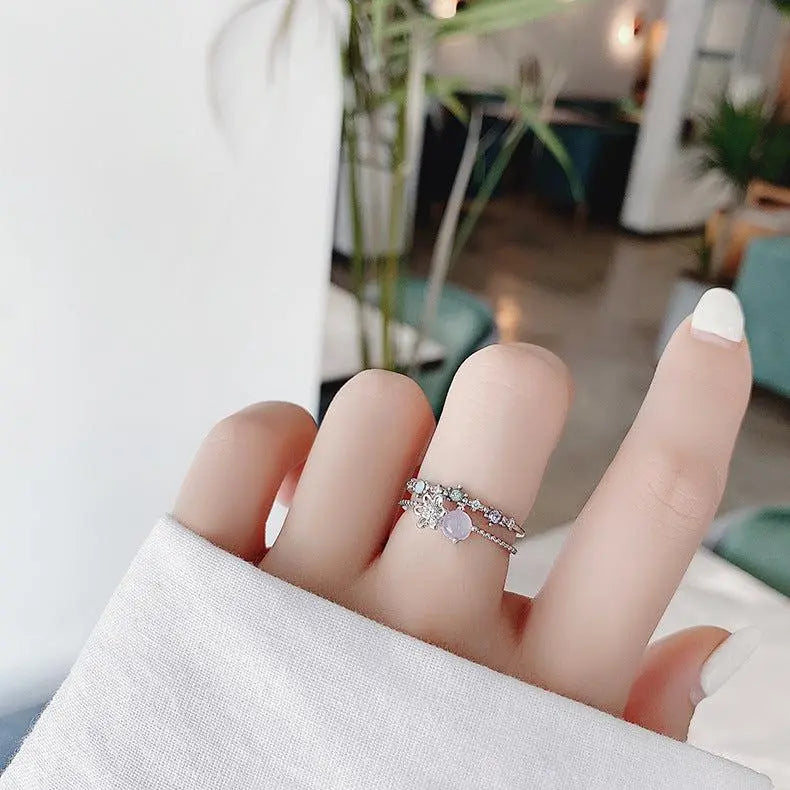 Delikat Sølvring med Månesten | Feminint Design med Skinnende Finish