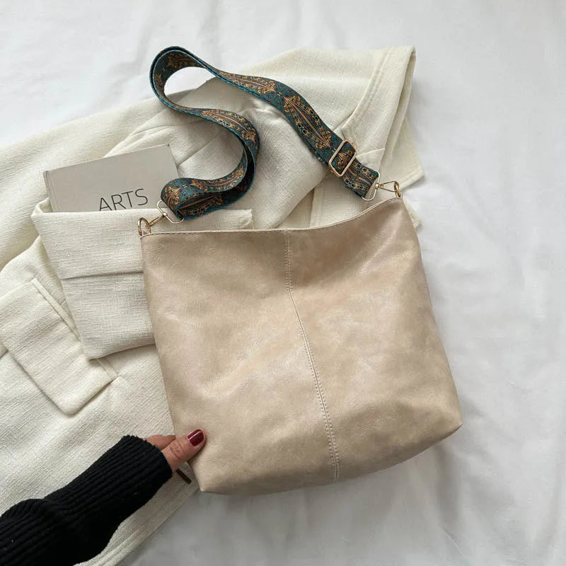 Rummelig Skuldertaske med Mønsterrem | Praktisk og Elegant