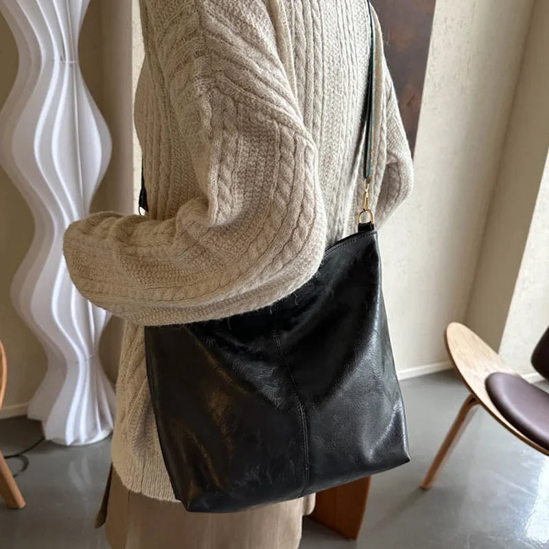 Rummelig Skuldertaske med Mønsterrem | Praktisk og Elegant