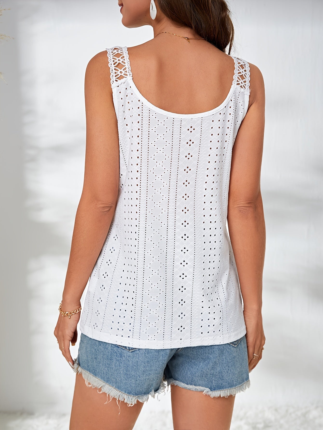 Hvid Tanktop med Broderie Anglaise | Elegant og Let Design