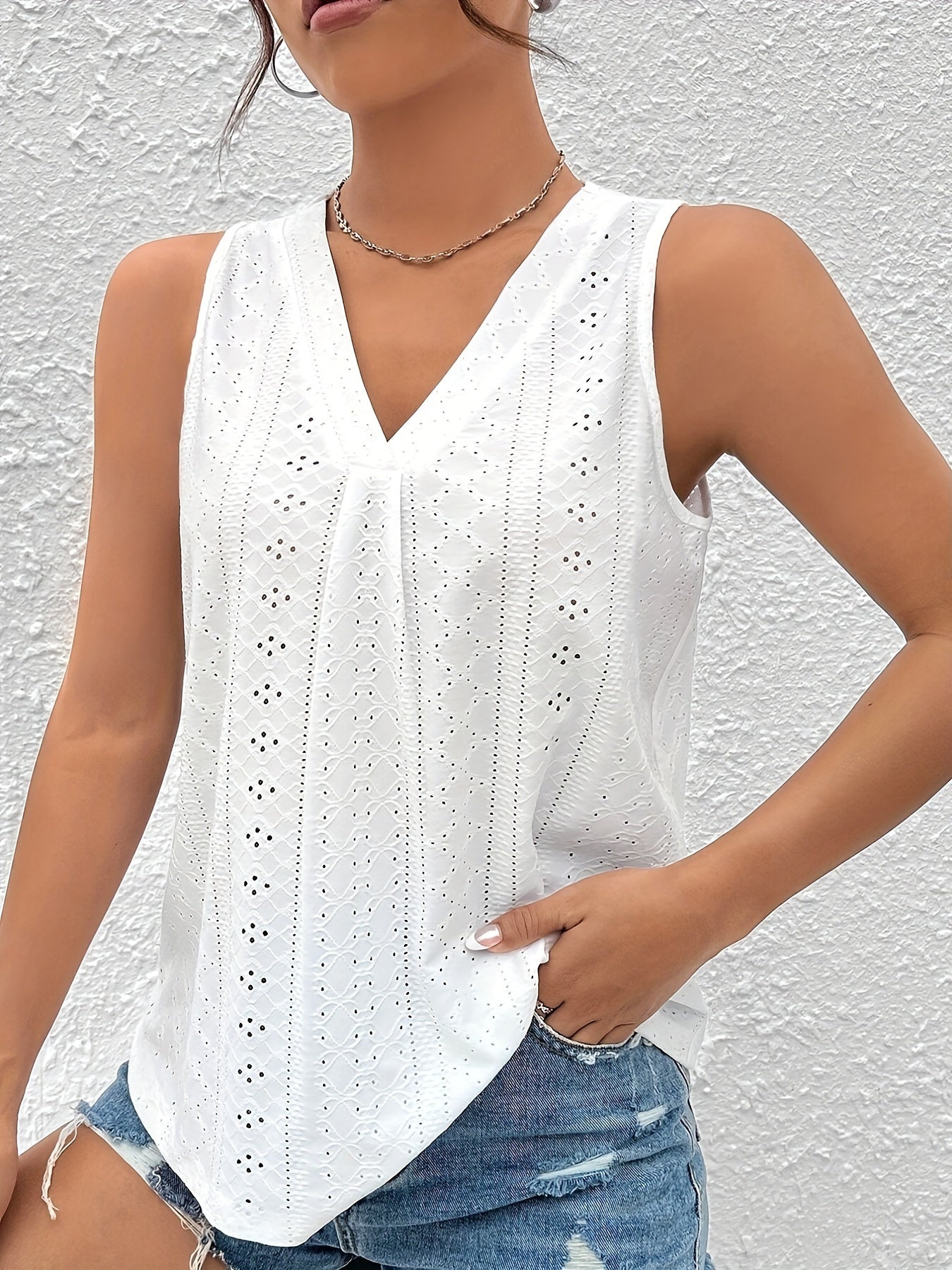 Hvid Tanktop med Broderie Anglaise | Elegant og Let Design