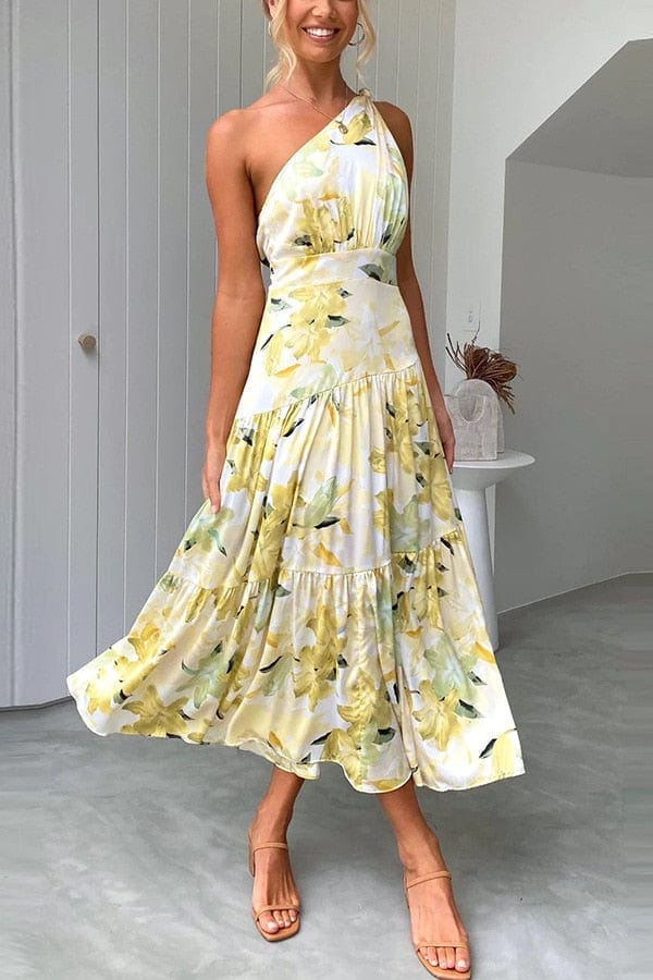 Sommerkjole med lyse blomster og stil