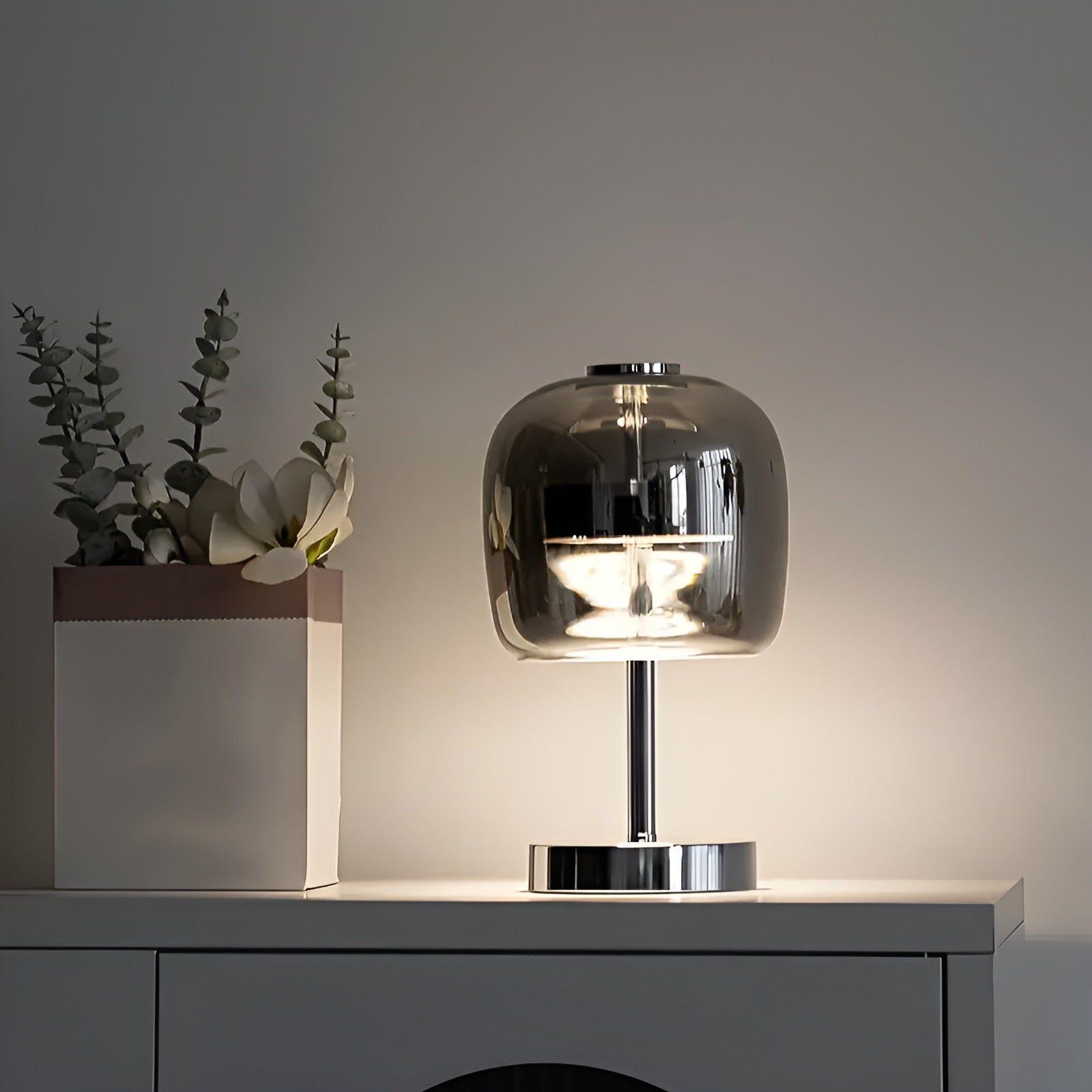 Kompakt bordlampe med elegant spejlfinish